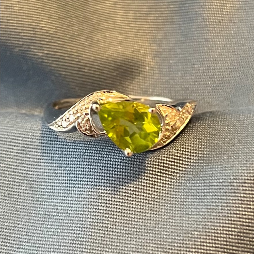 14k White Gold Pear Shaped Peridot & Diamond ring Size 7